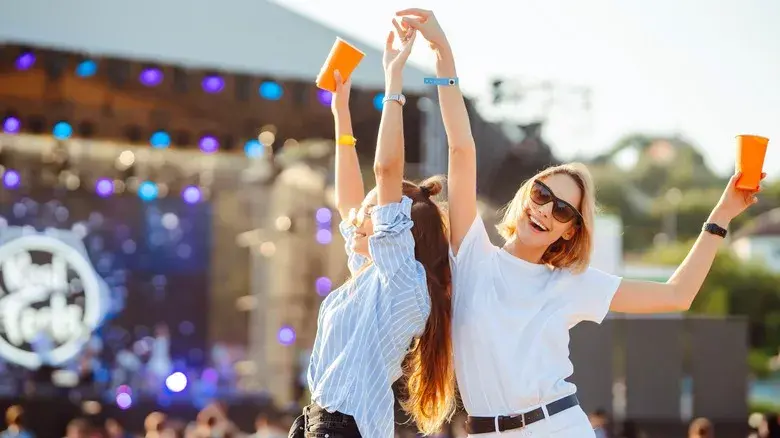 How to Find Solo Travelers at Music Festivals: Best Ways to Connect with Solo Travelers